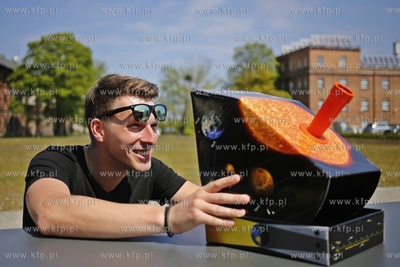 Gdańsk. Centrum Hewelianum. Obserowanie zjawiska przecinania...