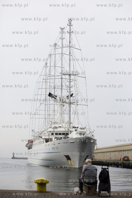 Żaglowiec Wind Surf wpływa do portu w Gdyni.
10.08.2017
fot....