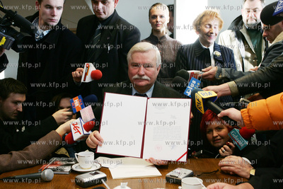 Status pokrzywdzonego przez sluzby specjalne PRL otrzymal...