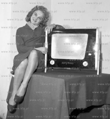 Krystyna Błaszczyk prezentuje pierwszy telewizor marki...