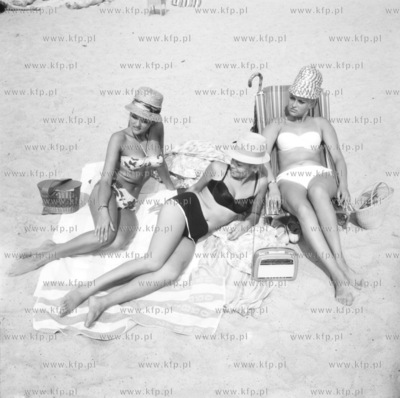 Plazowiczki na jednej z Trojmiejskich plaz. 1966 fot....