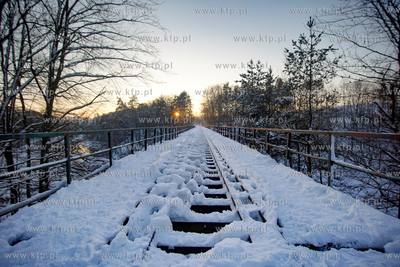 Zima na Kaszubach. Most kratownicowy z końca XIX w....