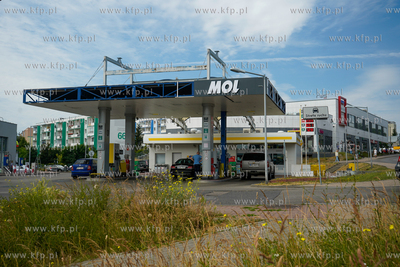 Gdansk, Suchanino, ul. Beethovena. Stacja paliw Lotos...