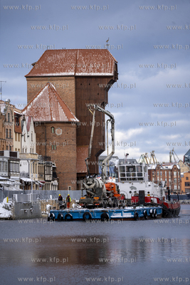 Remont Długiego Pobrzeża w Gdańsku. Nz. transport...