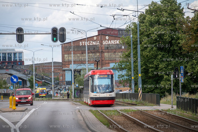 Tramwaj Pesa Swing na Jana Skolna w Gdańsku. W oddali...