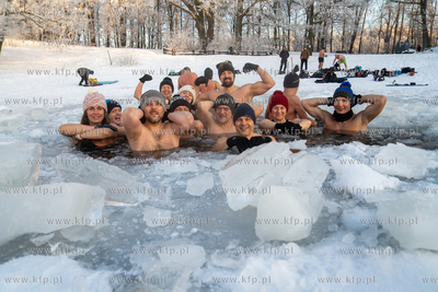 Zimowy poranek w Otominie. Kąpiel morsów. 18.01.2026...