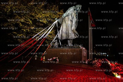 Oświetlony pomnik marszałka Józefa Piłsudskiego...