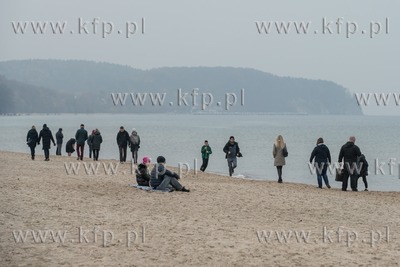 Sopot. Tlumy ludzi spacerują po plaży. 14.11.2020...