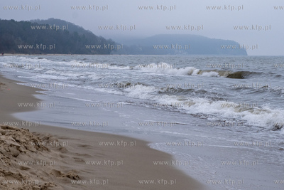 Sopot, plaża.  Nz. Wzburzone morze. 11.02.2024 / fot....