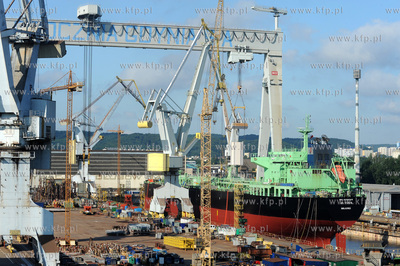 Port w Gdyni. Widok z promu Stena Baltica. n/z Stocznia...