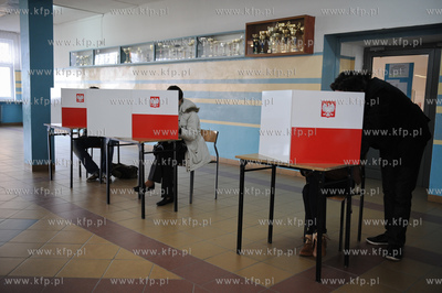 Gdansk. Obwodowa Komisja Wyborcza nr 80 w Gimnazjum...