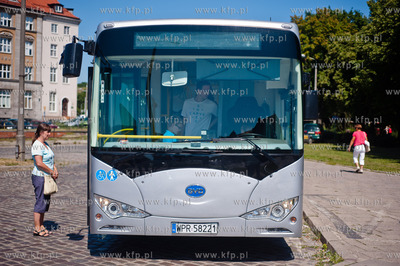 Gdansk. Targ Rakowy. Prezentacja chinskiego autobusu...