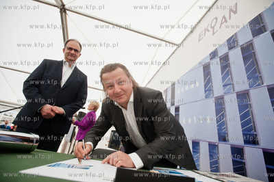 Gdynia. Uroczystosc podpisania aktu erekcyjnego i wmurowanie...