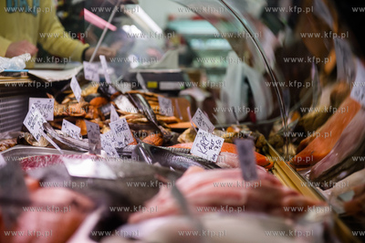 Gdansk. Hala postoczniowa przy ul. Doki 1. BioBazar...