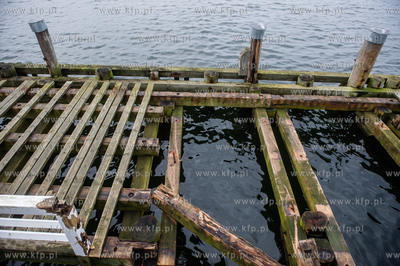 Sopot. Molo. Niedzielni spacerowicze, ktorych nie odstrasza...