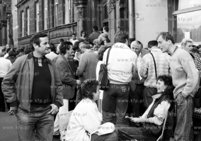 Zapisy do spolecznej kolejki przed oddzialem banku...