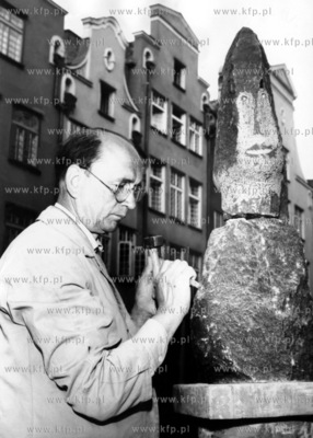 Gdanski artysta rzezbiarz Alfons Losowski podczas pracy...