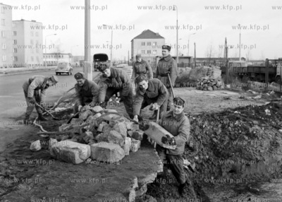 Zolnierze Kaszubskiej Brygady WOP przy zasypywaniu...
