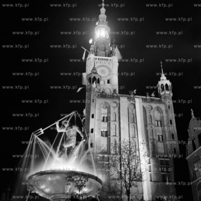 Rozświetlony Ratusz Głównomiejski i fontanna Neptuna...