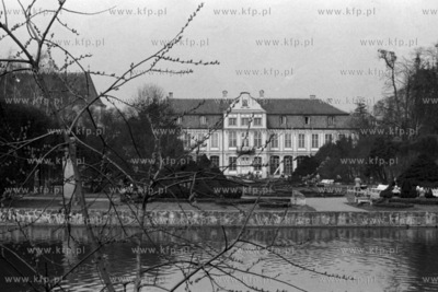 Park Oliwski w Gdańsku Oliwie. Na drugim planie Pałac...