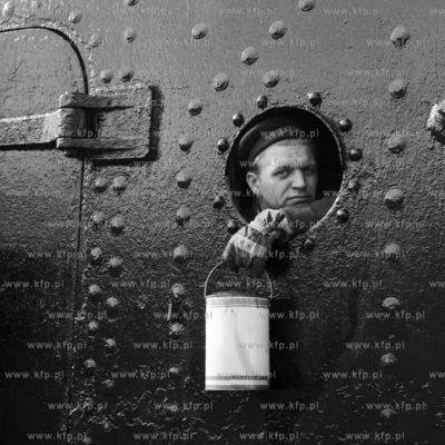 Marynarz wygląda przez luk w burcie MS Batory. (lata50).
1959
0002394z
Fot....