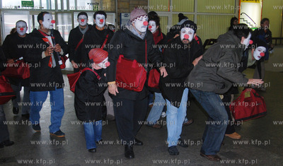 Grupa mlodych Palestynczykow bioraca udzial w programie...