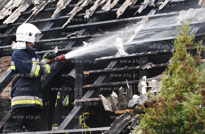 Pozar domu przy ul. Derdowskiego w Rumi. Bez dachu...