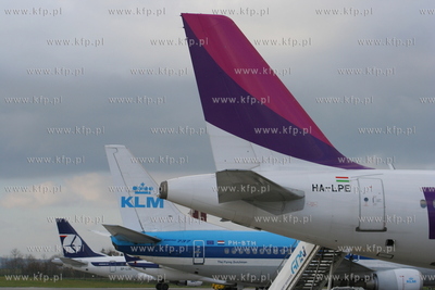 Gdansk , Rebiechowo Nz. Ogony pierwszy Wizzair, potem...