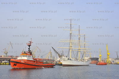 Najstarszy polski zaglowiec Dar Pomorza bedacy obecnie...