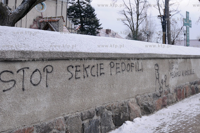 Antyklerykalne napisy pojawily sie na kosciolach w...