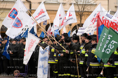 Krakow. Protest sluzb mundurowych przeciwko projektowi...