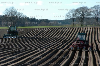 Wiosenne prace polowe w okolicach Slupska.
21.04.2009...