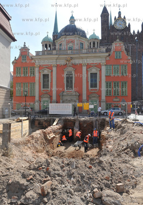 Budowa Fontanny Czterech Kwartalow i prace archeologiczne...