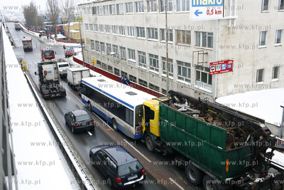 Utrudnienia na zjezdzie z estakady na ulice Hutnicza...