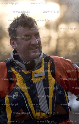 Podroznik Marek Kaminski podczas kajakowego splywu...