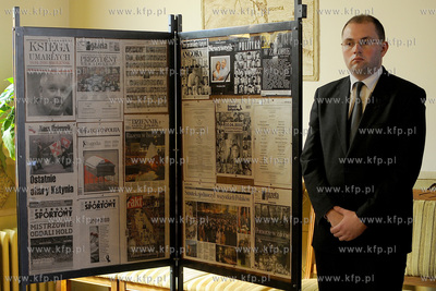 Wejherowo. W wejherowskim ratuszu wylozono ksiege kondolencyjna...