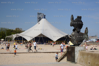 Na plazy w Srodmiesciu Gdynitrwa montaz gigantycznego...