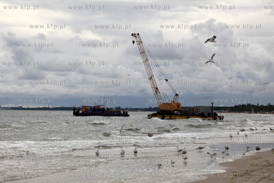 Sopot. Silny polnocny wiatr towarzyszacy sztormowi...