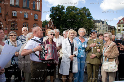 Slupsk. Sluchacze Uniwersytetu Trzeciego Wieku spiewaja...