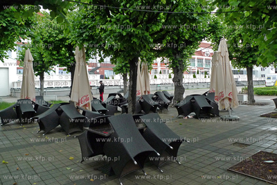 Deszcz  i chlodna pogoda spowodowala opustoszenie Sopotu....