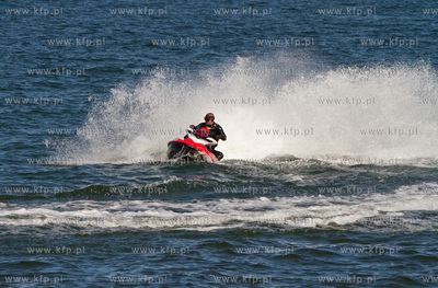 Sloneczna letnia pogoda sprzyjala wypoczynkowi na plazy...