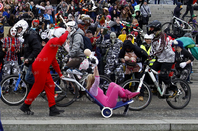 Przed Muzeum Narodowym w Szczecinie, na Wałach Chrobrego...