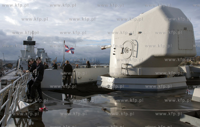 Zwiedzanie okretow NATO, bioracych udzial w manewrach...