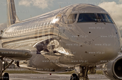 Port Lotniczy im. Lecha Walesy w Gdansku.Nz Embraer...