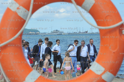 Sopot. Plaza. Spacer Ryszarda Petru z towarzyszeniem...