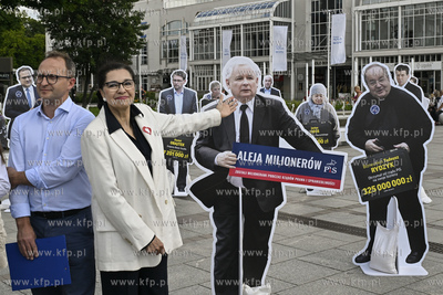 Sopot. Plac Przyjaciol Sopotu.  Konferencja prasowa...