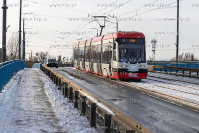 Przez Most Siennicki w Gdańsku przejeżdza tramwaj...