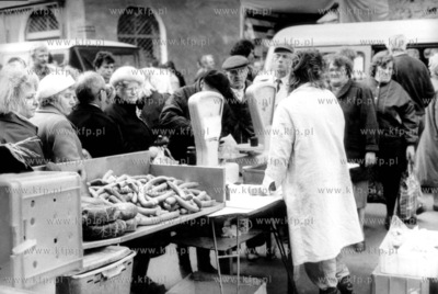 Uliczna sprzedaz wedlin. 1989 Fot. Zbigniew Kosycarz...