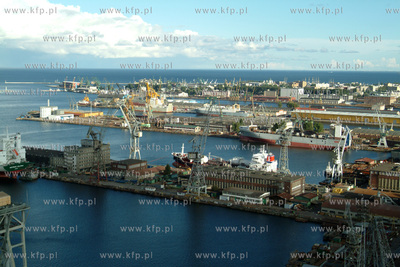 Port Gdynia, w dole nabrzeza Stoczni Gdynia S.A, widok...