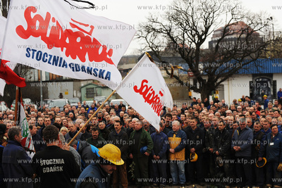 Stoczniowcy ze Stoczni Gdanskiej w holdzie tragicznie...